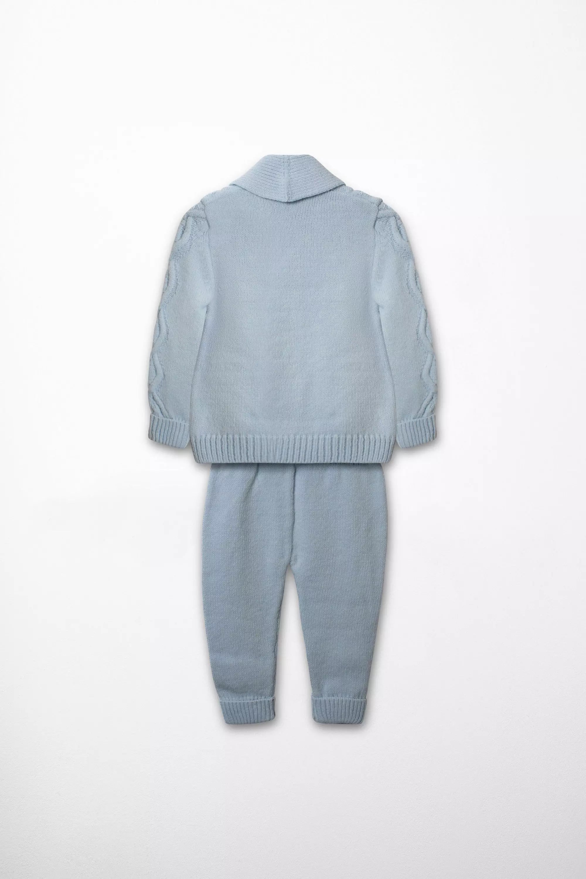 Rückansicht Strick Set hellblaue Strickjacke und Hose Zopfmuster