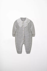 Vorderansicht des Baby Strick-Stramplers in Grau mit großem weißen Kragen mit Lochstickerei und Perlmutt-Knöpfen.