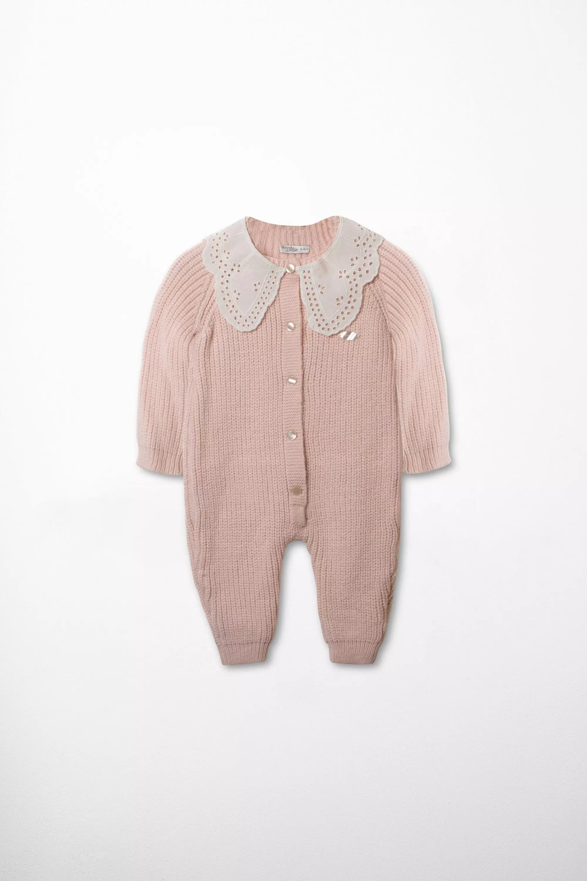 Vorderansicht des Baby Strick-Stramplers in Rosa mit großem weißen Bubikragen mit Lochstickerei.