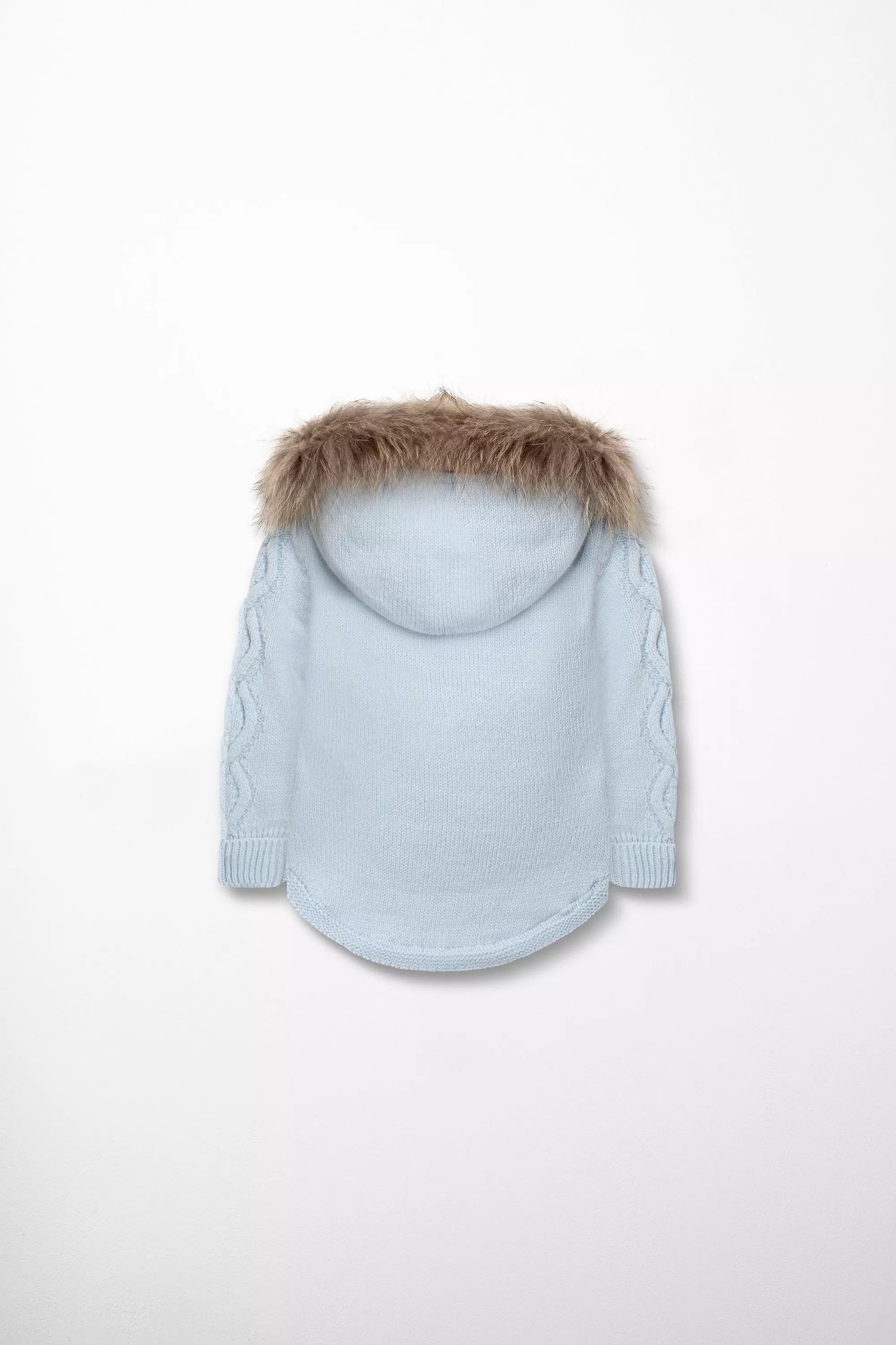 Rückenansicht der Baby-Strickjacke in Hellblau mit Kapuze und dezentem Zopfmuster entlang der Ärmel
