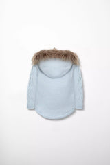 Rückenansicht der Baby-Strickjacke in Hellblau mit Kapuze und dezentem Zopfmuster entlang der Ärmel