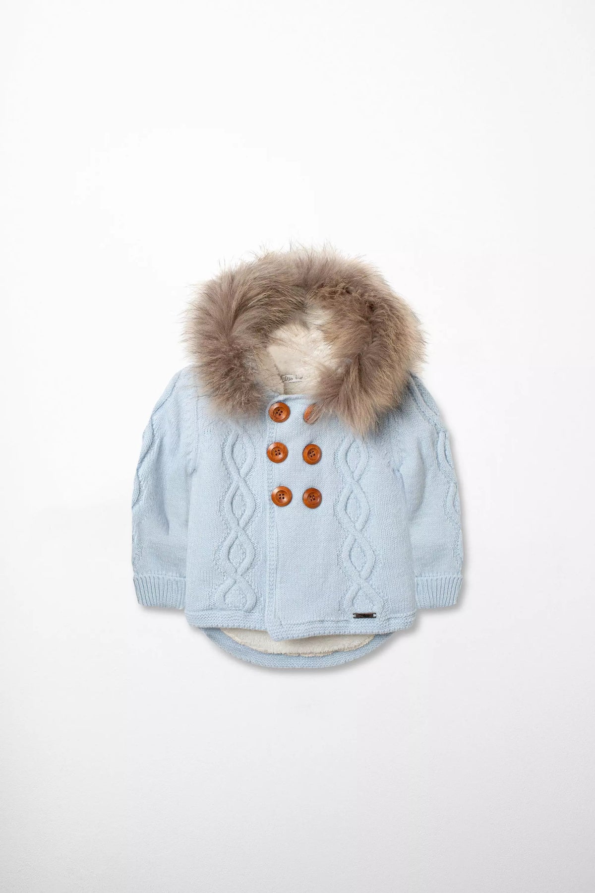 Hochwertige Baby-Strickjacke in Hellblau mit Zopfmuster, großer Kapuze mit braunem Pelzbesatz und dekorativen Holzknöpfen