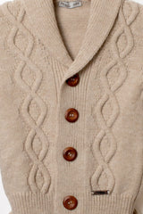 Nahaufnahme Strickjacke beige Schalkragen Holzknöpfe Zopfmuster