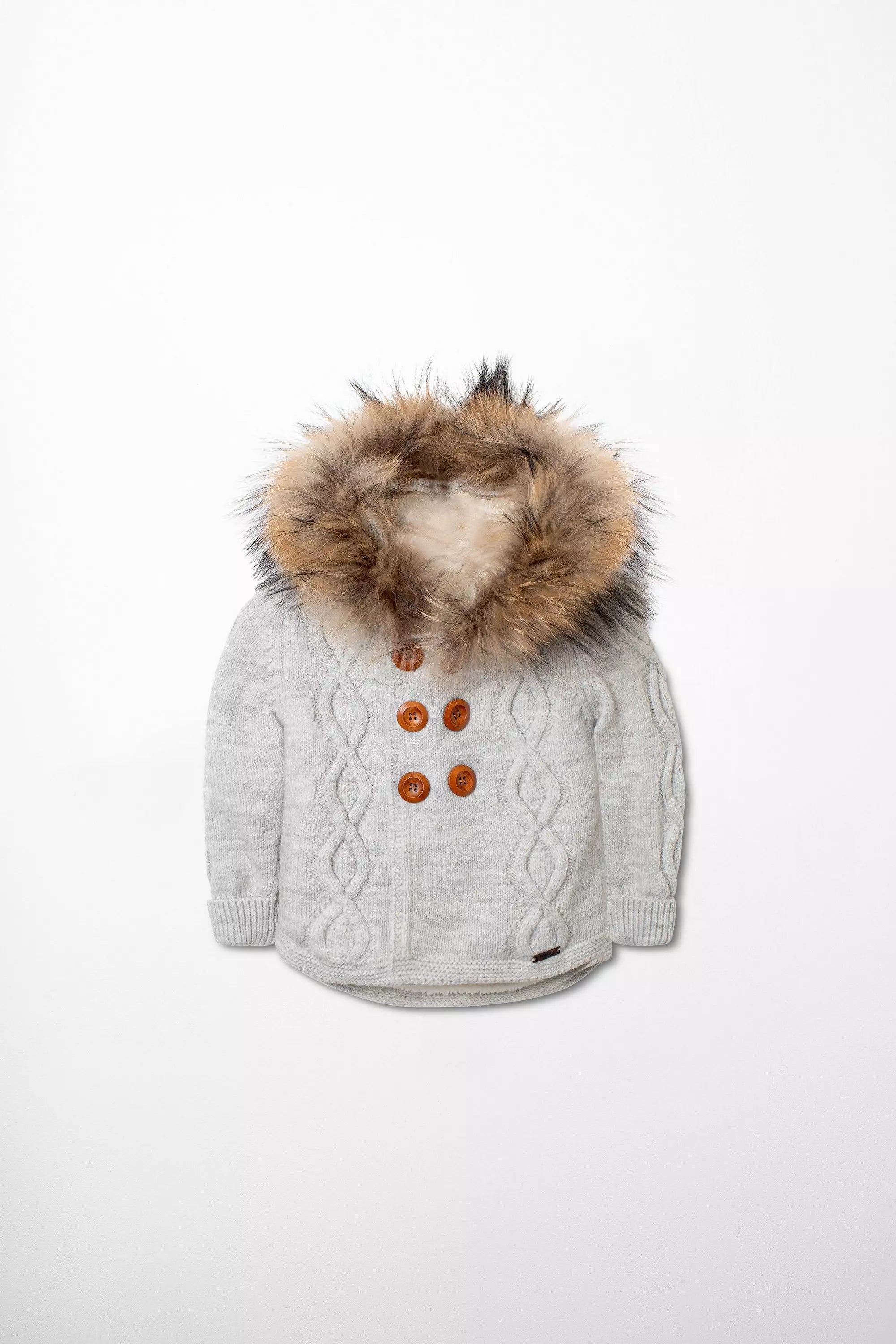 Hochwertige Baby-Strickjacke in Hellgrau mit Zopfmuster, Kapuze mit braunem Pelzbesatz und dekorativen braunen Holzknöpfen