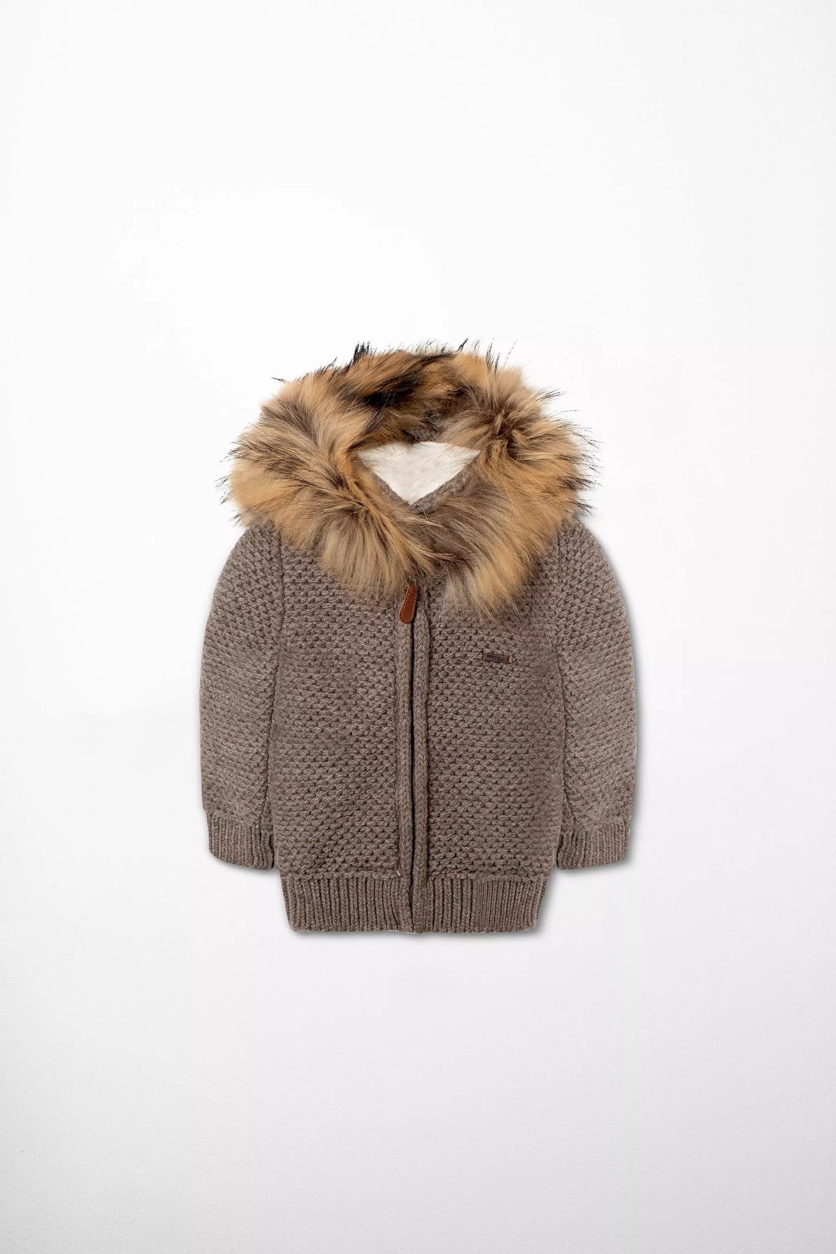 Hochwertige Baby Strickjacke mit Kapuze und Fellrand in Braun, Reißverschluss, für den Winter (Vorderansicht)