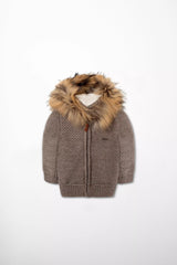 Hochwertige Baby Strickjacke mit Kapuze und Fellrand in Braun, Reißverschluss, für den Winter (Vorderansicht)