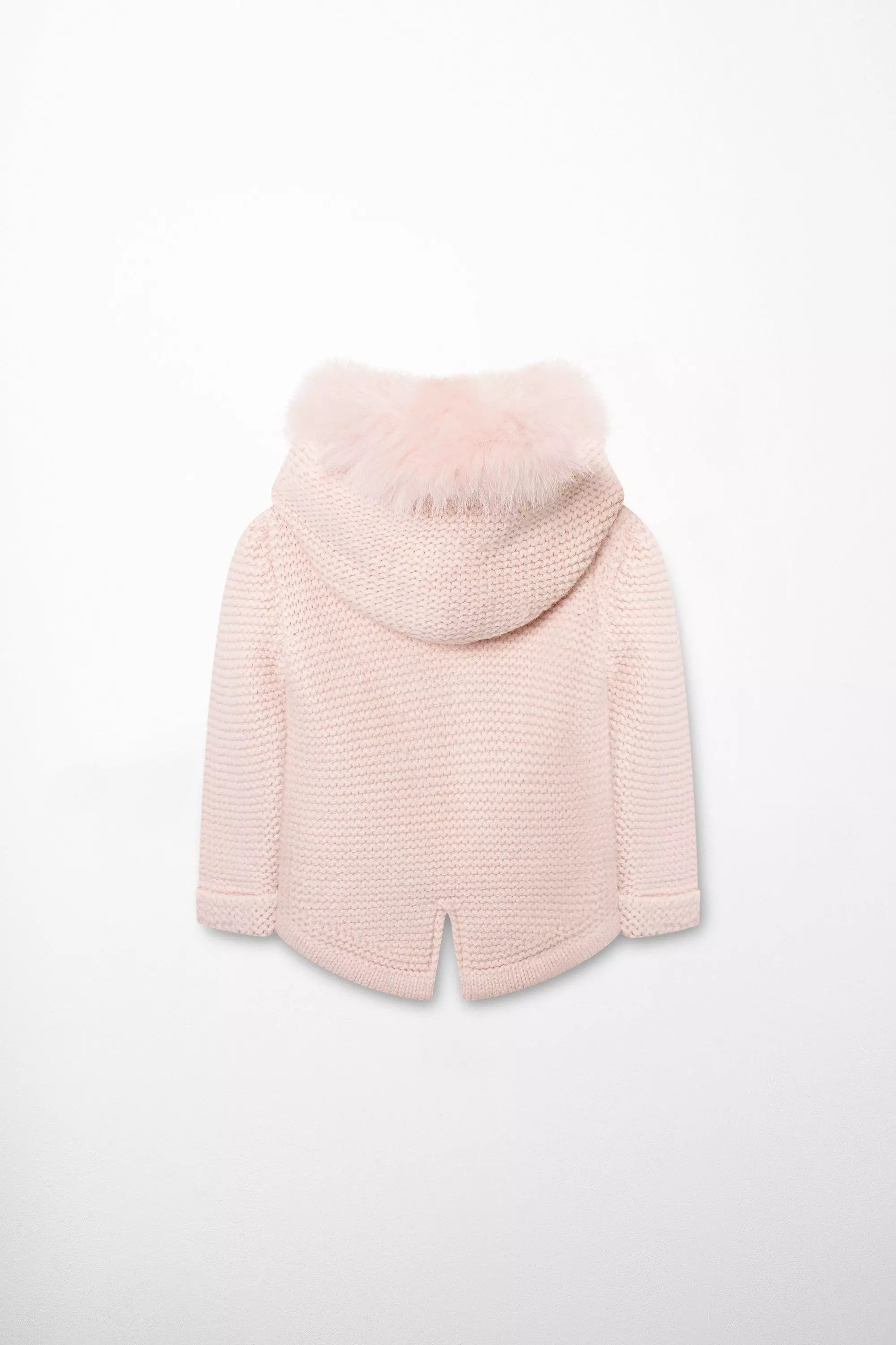 Rückenansicht der zartrosa Baby-Strickjacke mit Kapuze und einem dezenten Pelzbesatz am Kragen