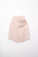 Rückenansicht der zartrosa Baby-Strickjacke mit Kapuze und einem dezenten Pelzbesatz am Kragen
