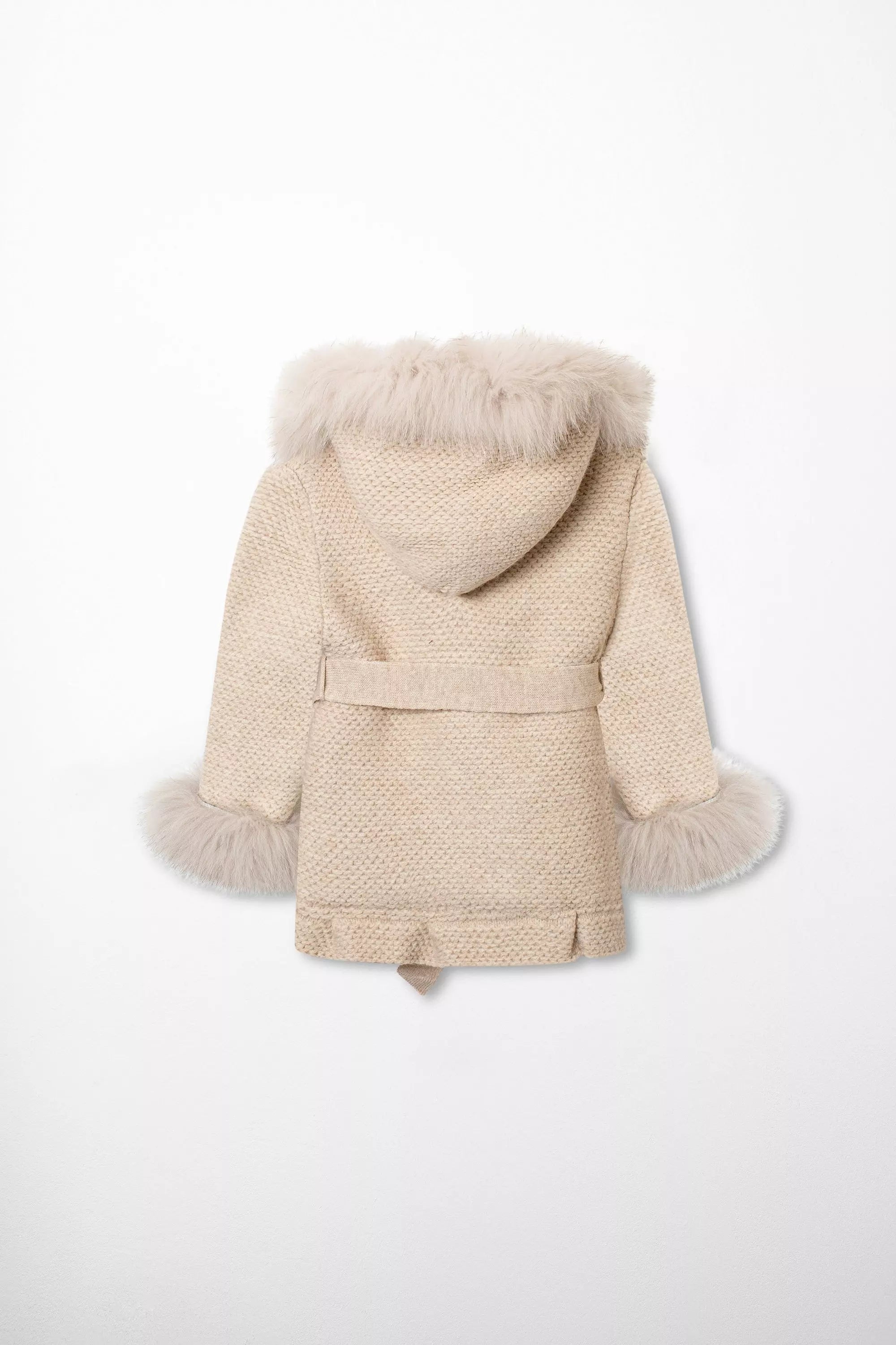 Rückansicht des warmen Babymantels in Beige/Natur mit Fellkapuze und Strickgürtel