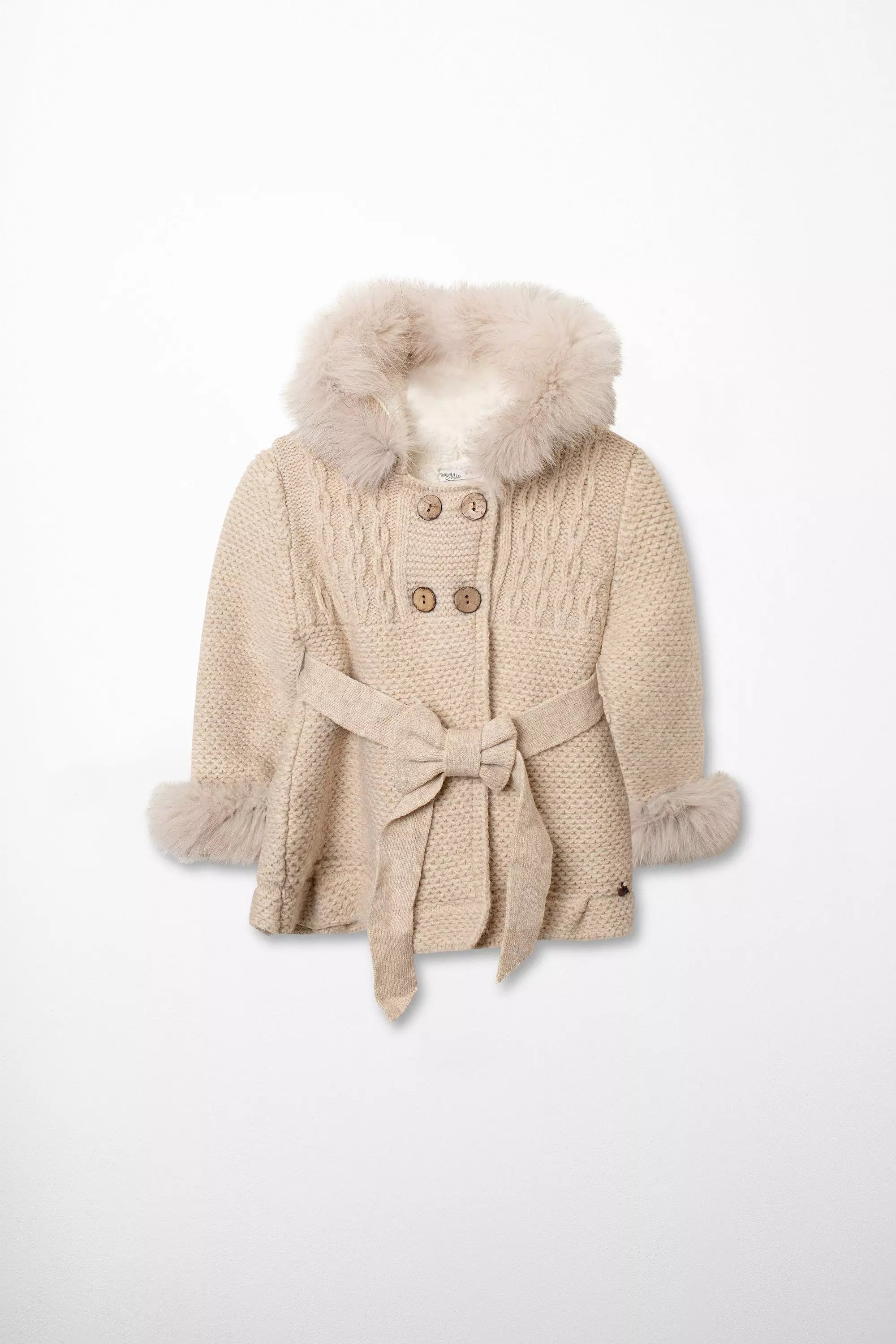 Gestrickter Babymantel in Beige/Natur mit Fellkapuze, Gürtel und Zopfmuster (Vorderansicht)
