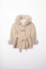 Gestrickter Babymantel in Beige/Natur mit Fellkapuze, Gürtel und Zopfmuster (Vorderansicht)