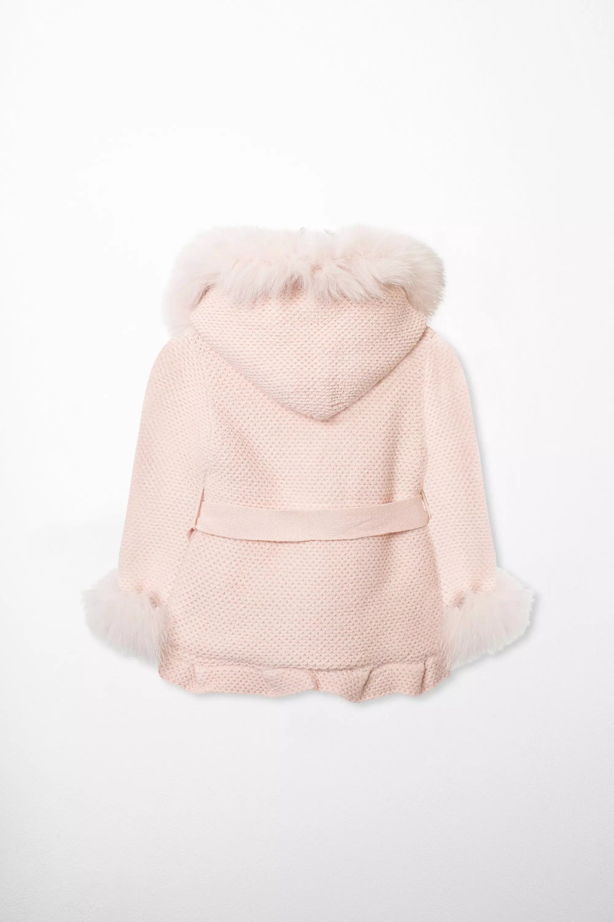 Rückansicht des warmen Babymantels in Rosa mit Kapuze und Fellbesatz