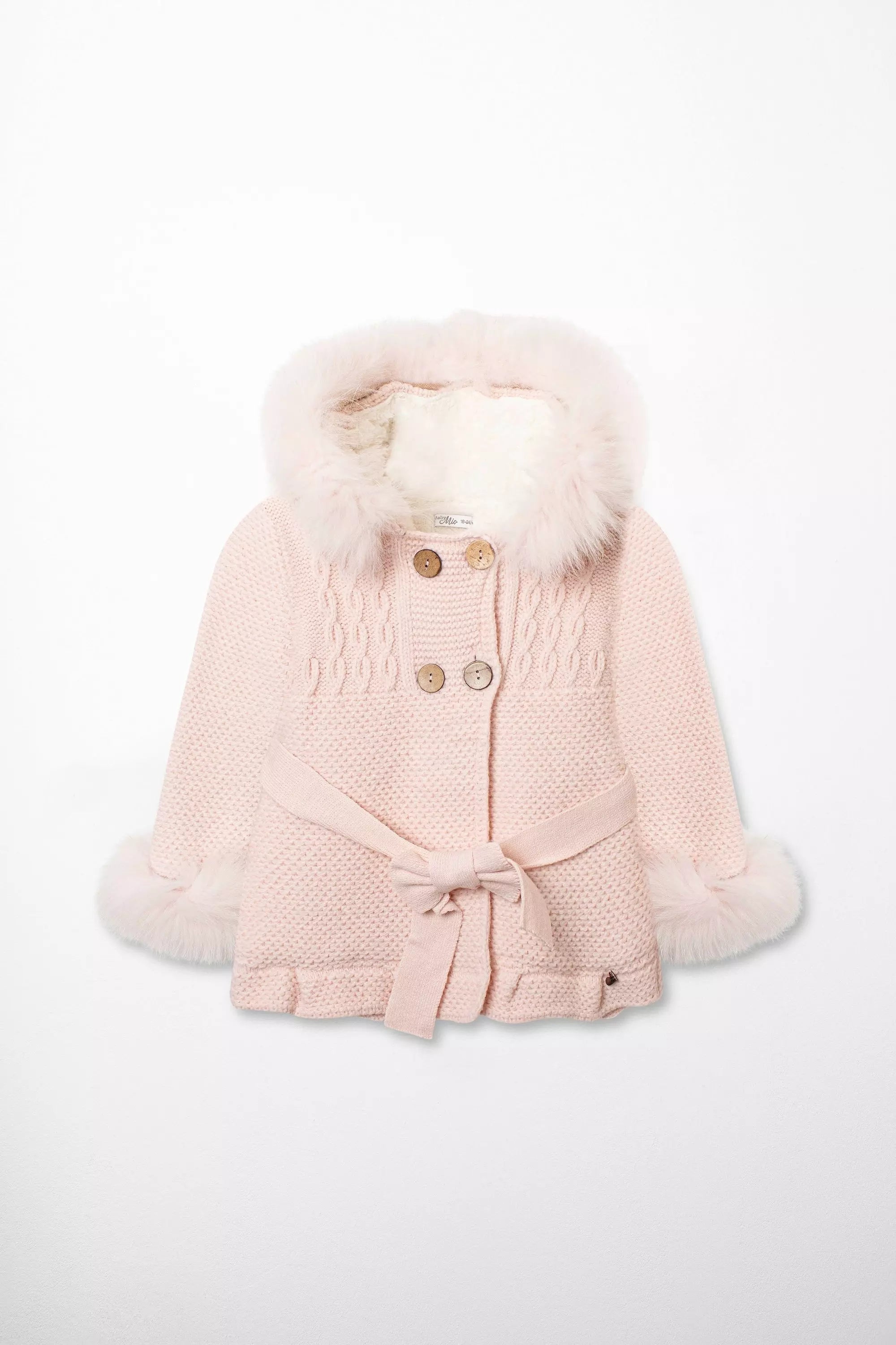 Gestrickter Babymantel in Rosa mit Fellkapuze, Fellmanschetten und Zierknöpfen (Vorderansicht)