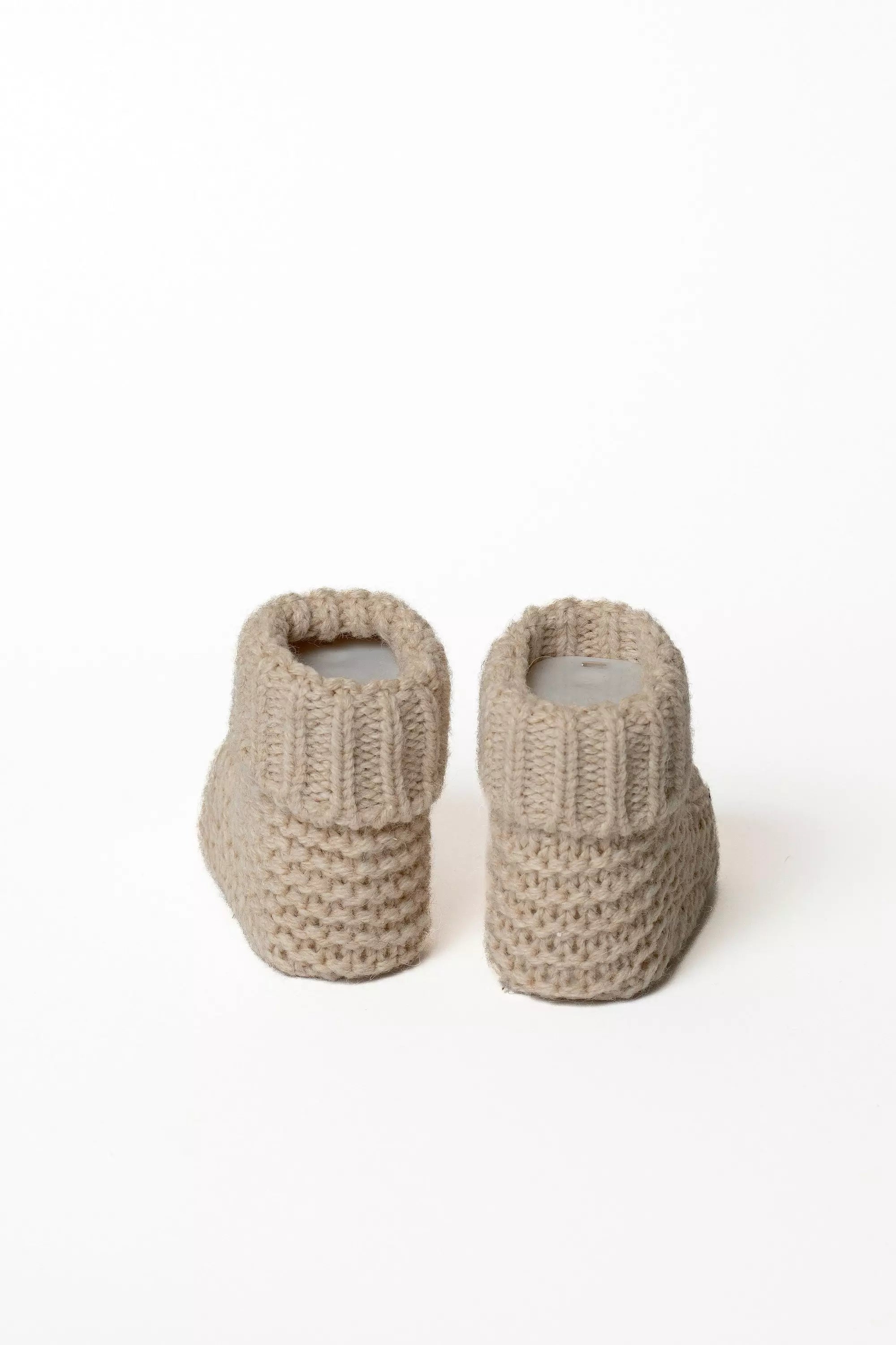 Paar beige Baby Strickschuhe, Ansicht von hinten, Hochwertige Baby Strickmode