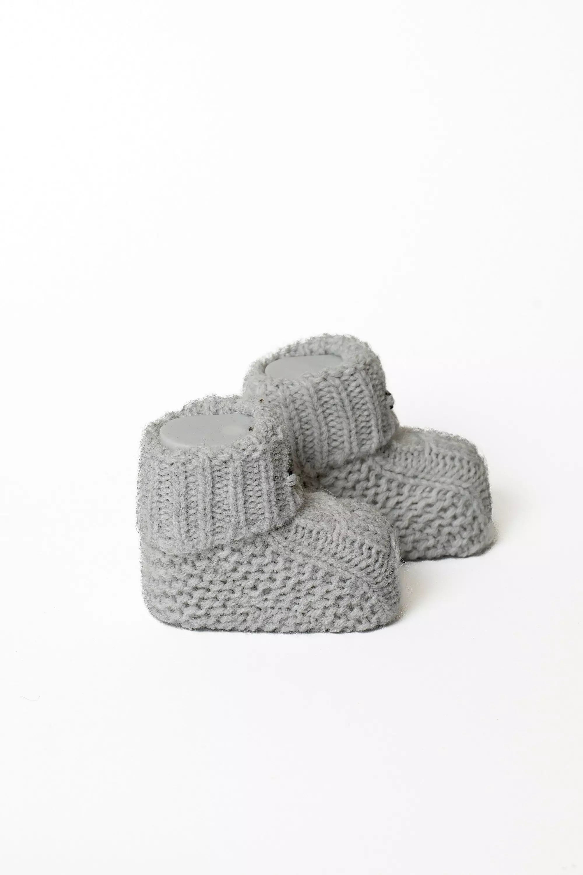 Paar graue Baby Strickschuhe von Noblekids, warme Winter Booties für Neugeborene