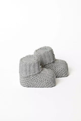 Paar graue Baby Strickschuhe von Noblekids, warme Winter Booties für Neugeborene