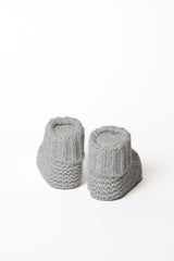 Paar graue Baby Strickschuhe, Ansicht von hinten, Hochwertige Baby Strickmode für warme Füße