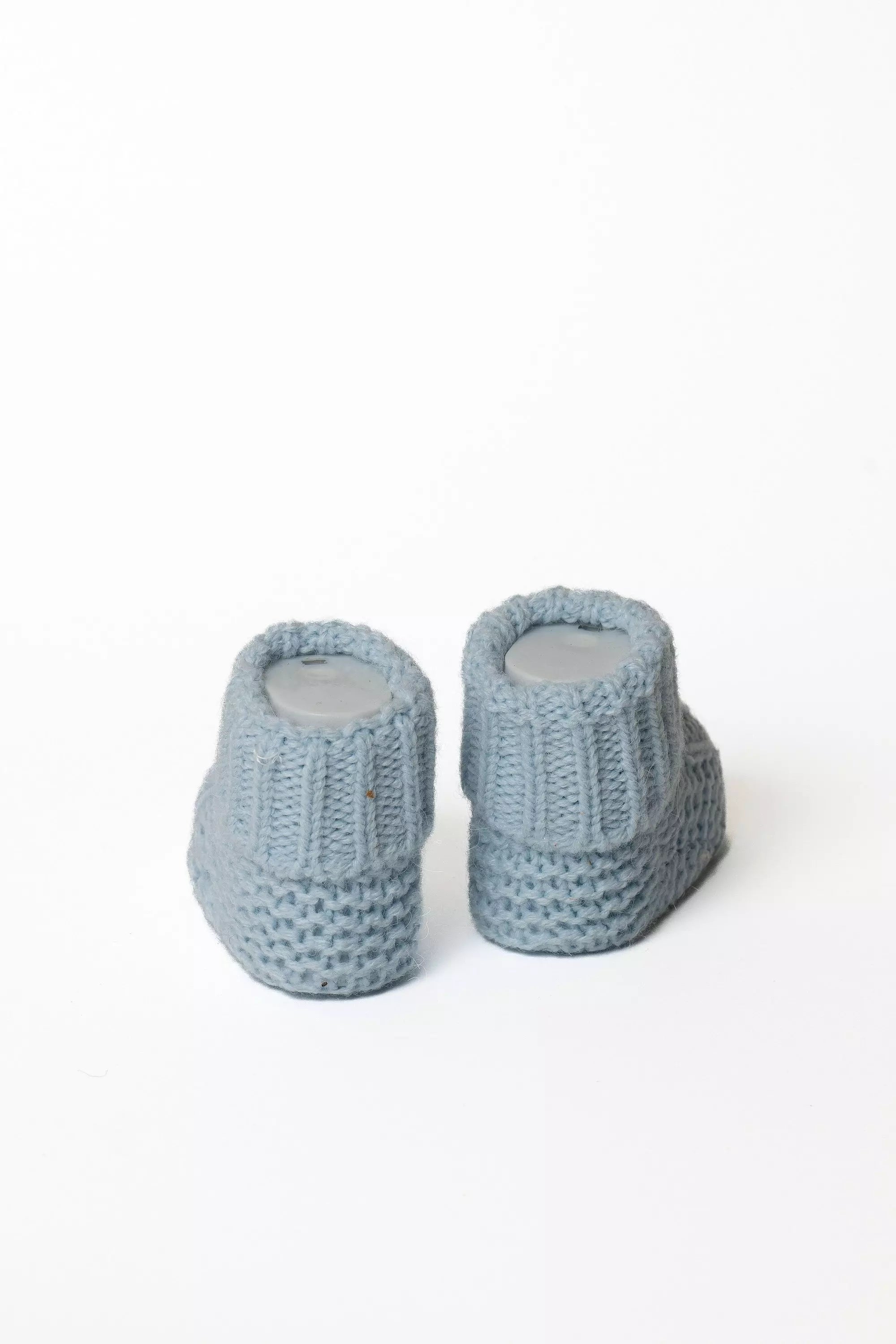 Paar hellblaue Baby Strickschuhe, Ansicht von hinten, Warme gestrickte Füßen