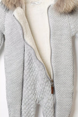 Detail des geoeffneten Baby Strickstramplers in Hellgrau mit weissem warmem Fleecefutter und Reissverschluss