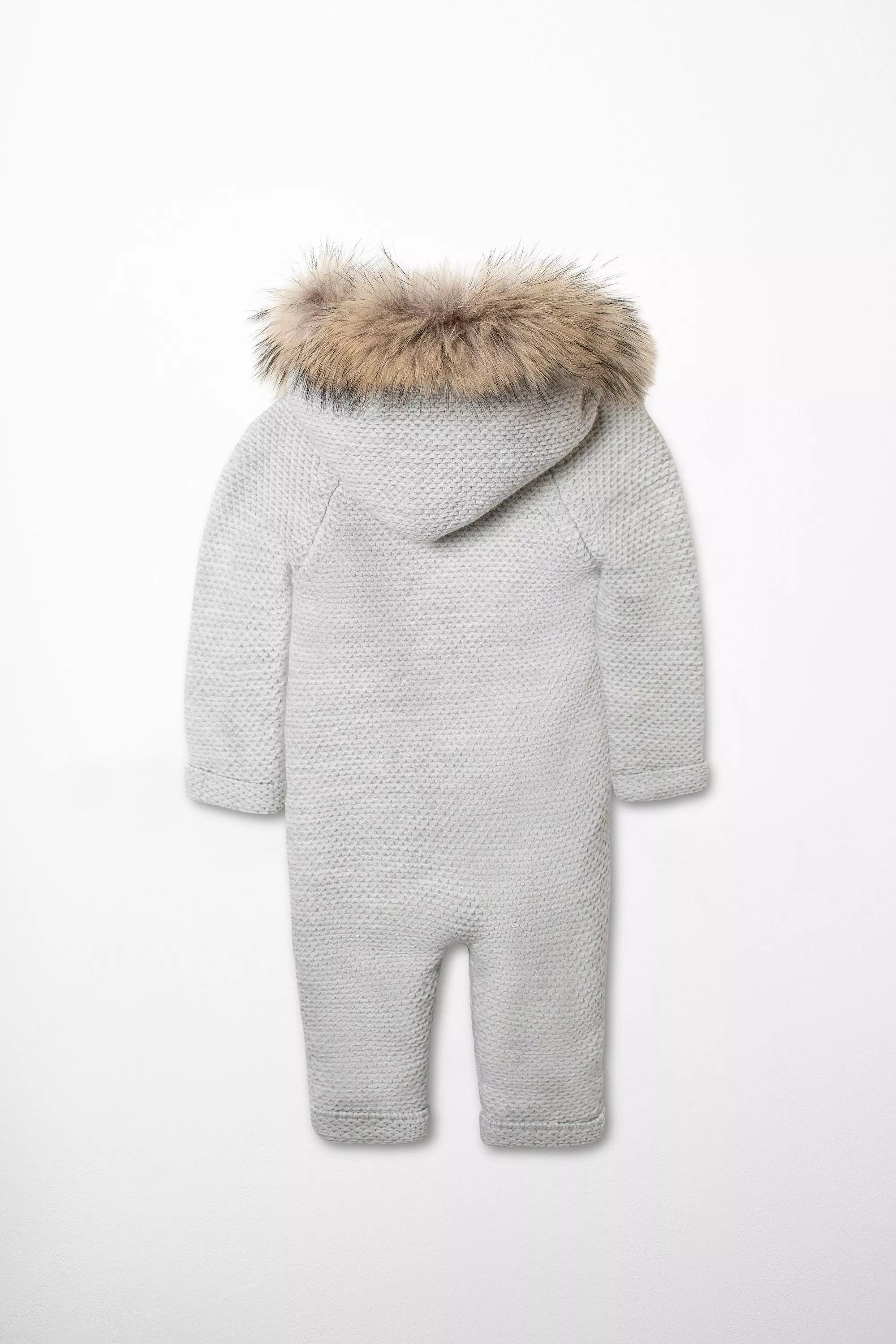 Rückansicht des gestrickten Baby Winteranzugs in Hellgrau mit Kapuze und Fellbesatz