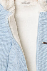 Detail des geöffneten Baby Strickstramplers in Hellblau mit weissem kuscheligen Fleecefutter und Reissverschluss