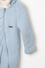 Nahaufnahme des Baby Strickanzugs in Hellblau Detail des Strickmusters am Ärmel und Reissverschluss