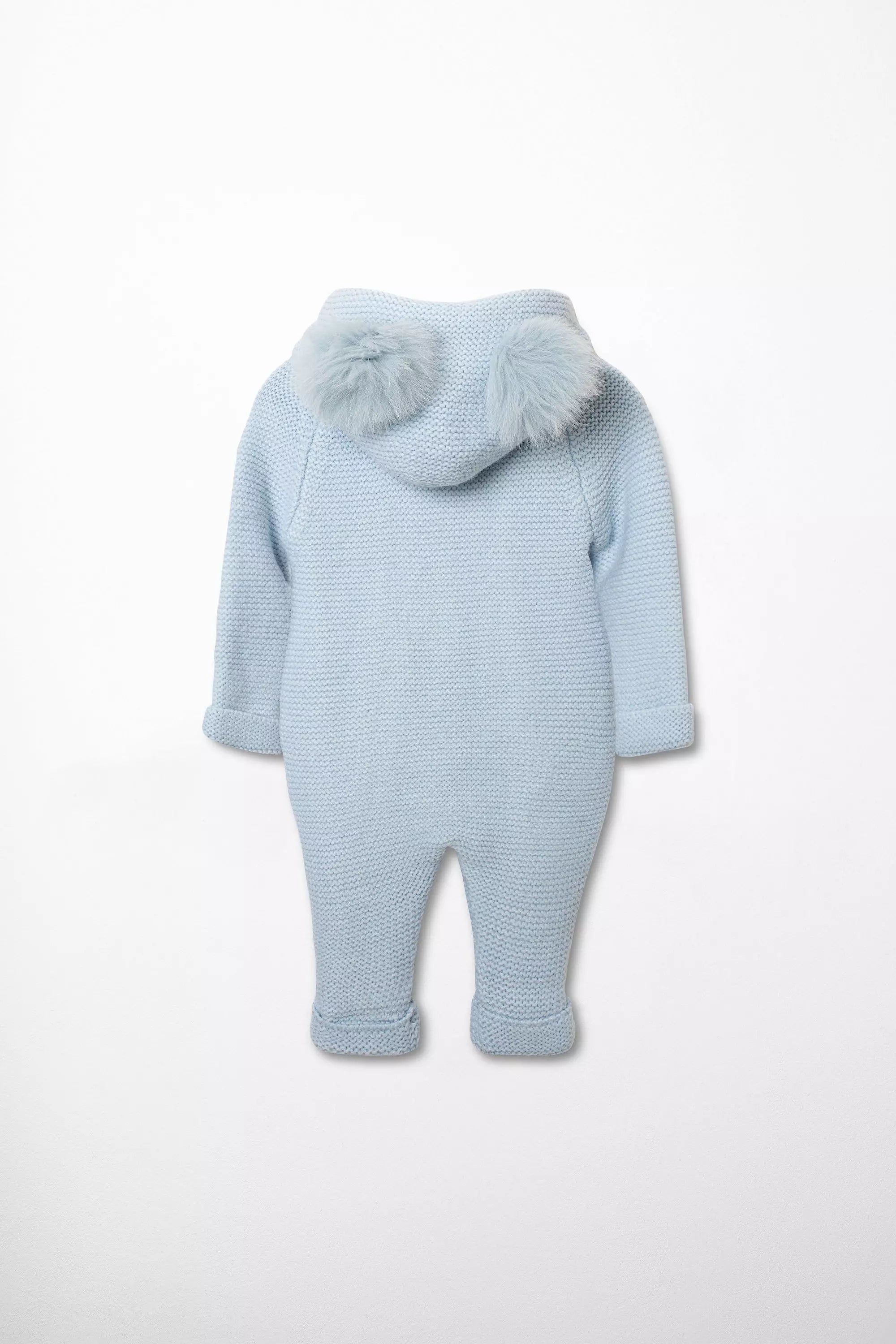 Rückansicht des warmen gestrickten Baby Winteranzugs in Hellblau mit Pompon Kapuze