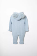 Rückansicht des warmen gestrickten Baby Winteranzugs in Hellblau mit Pompon Kapuze