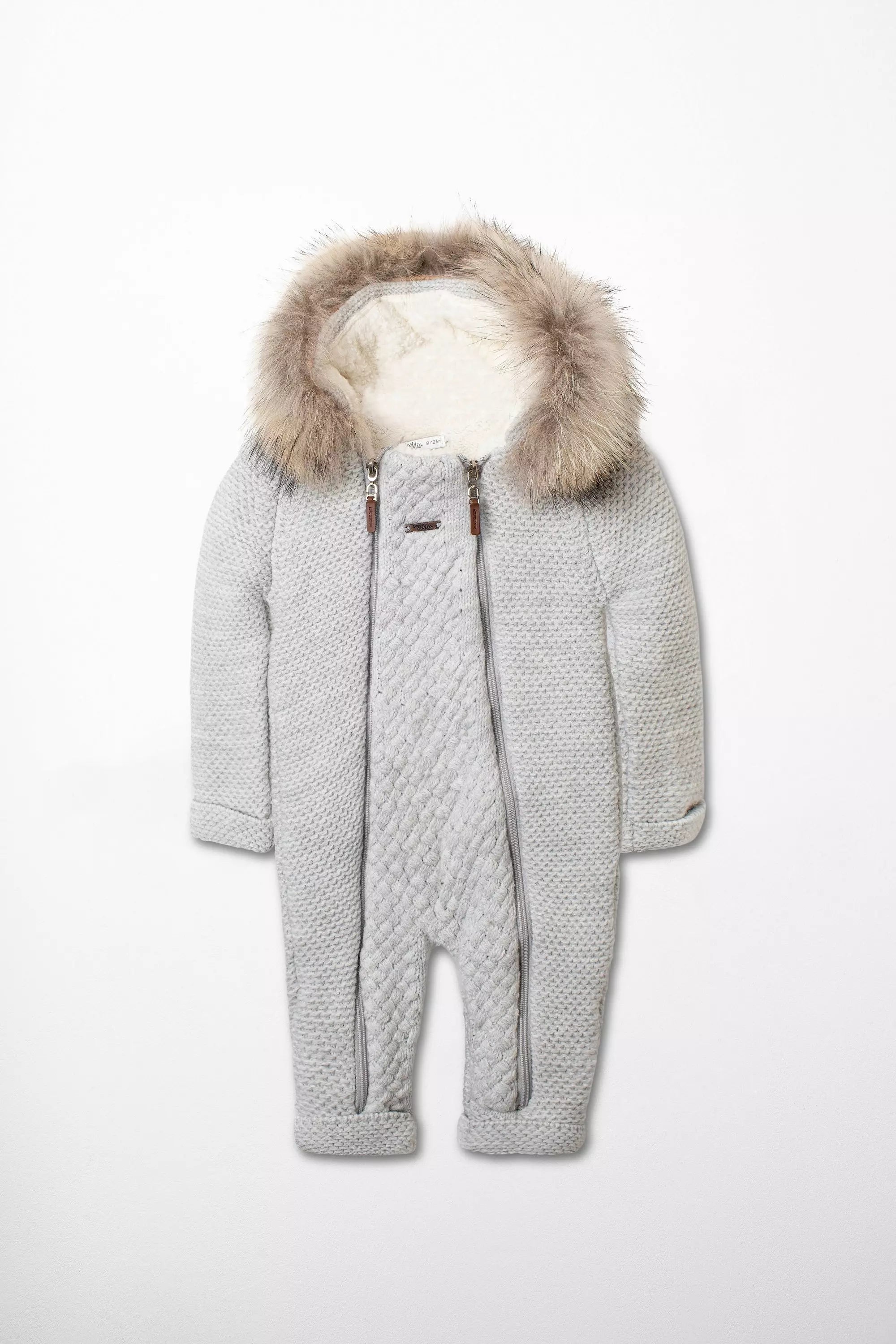 Hochwertiger Babystrampler aus Strick in Hellgrau mit Kapuze Fellbesatz und zwei Reissverschlussen vorne