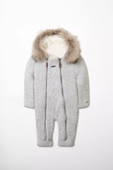 Hochwertiger Babystrampler aus Strick in Hellgrau mit Kapuze Fellbesatz und zwei Reissverschlussen vorne