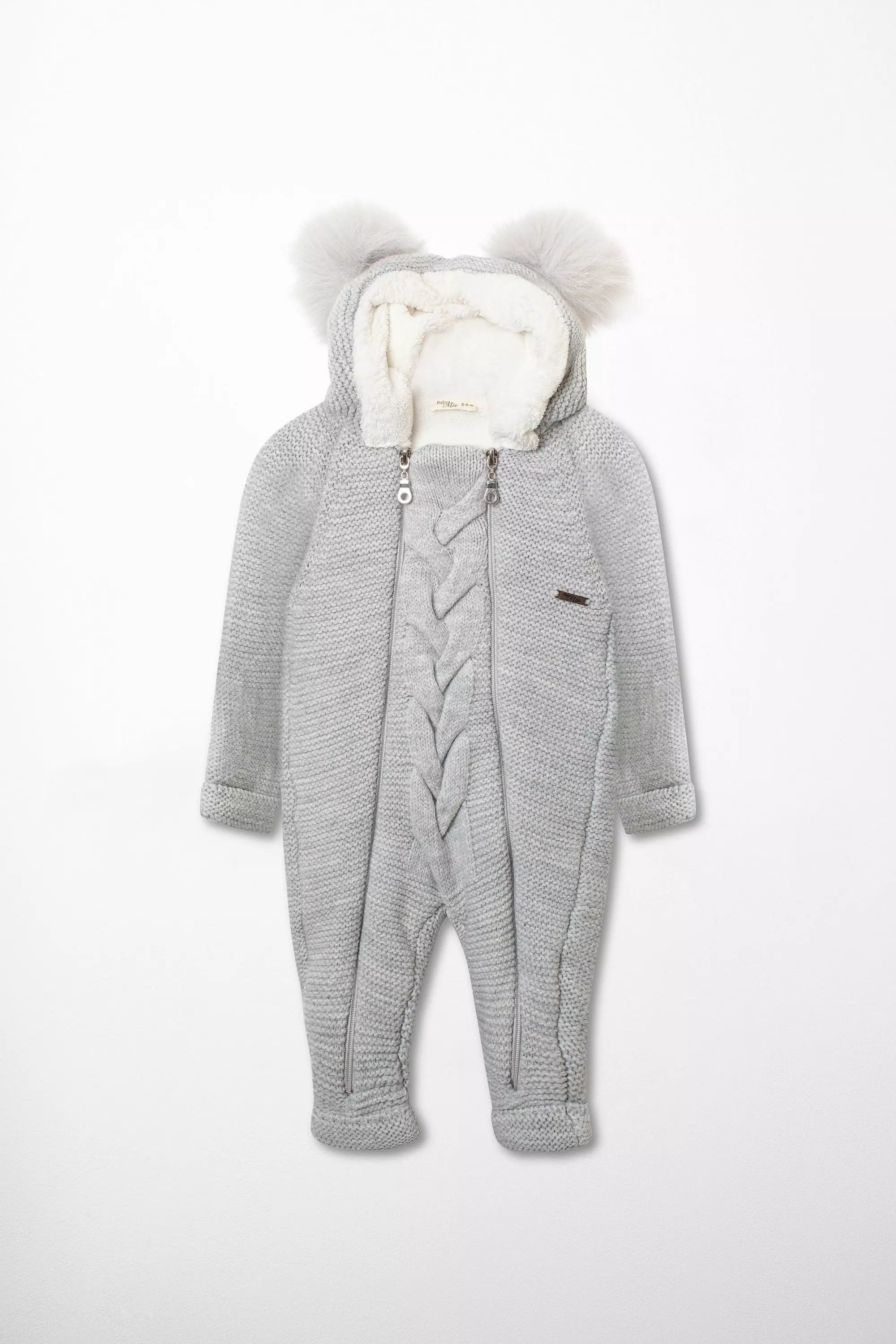 Hochwertiger Babystrampler aus Strick in Hellgrau mit Pompon Kapuze Zopfmuster und Reißverschlüssen vorne