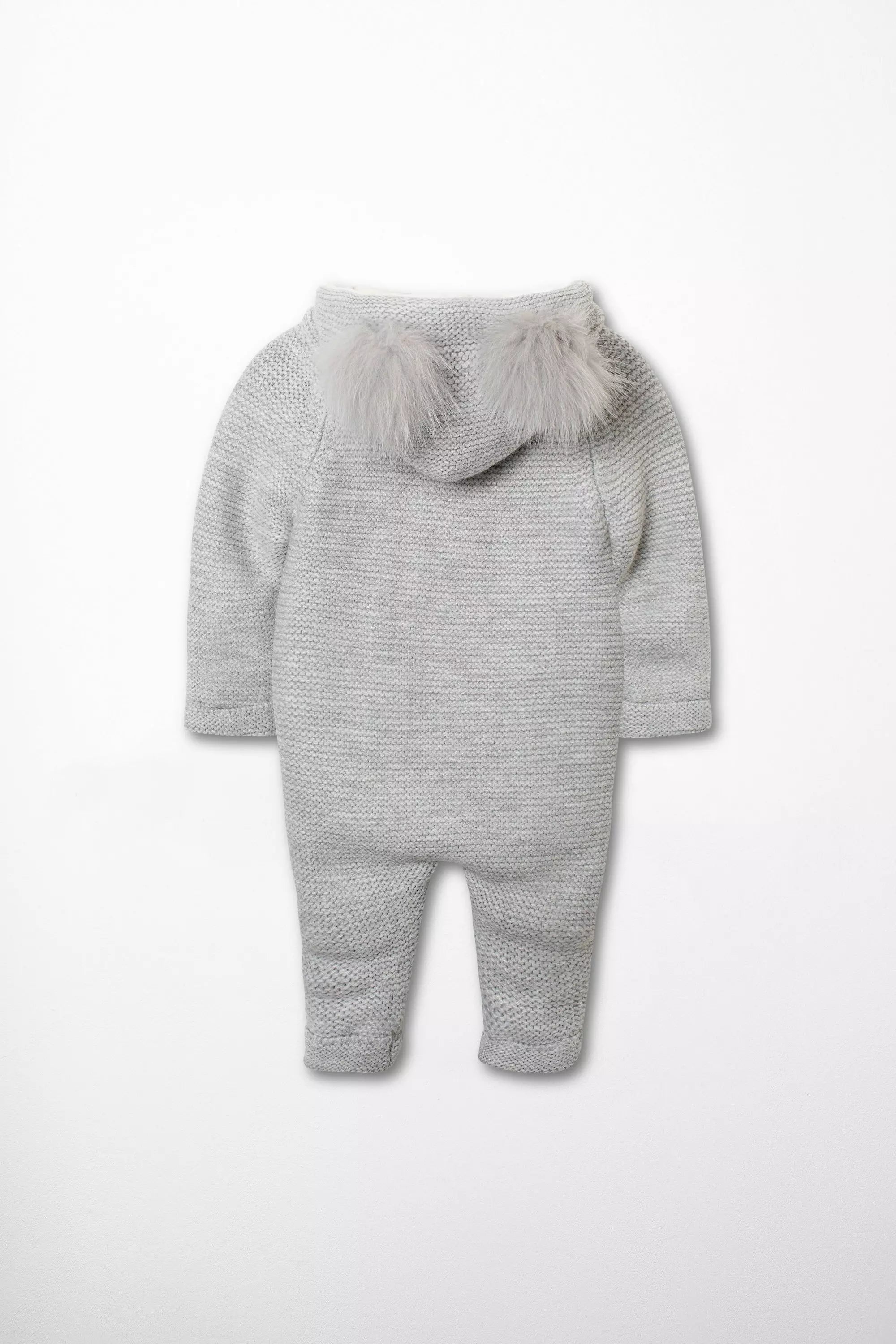 Rückansicht des warmen gestrickten Baby Winteranzugs in Hellgrau mit Pompon Kapuze