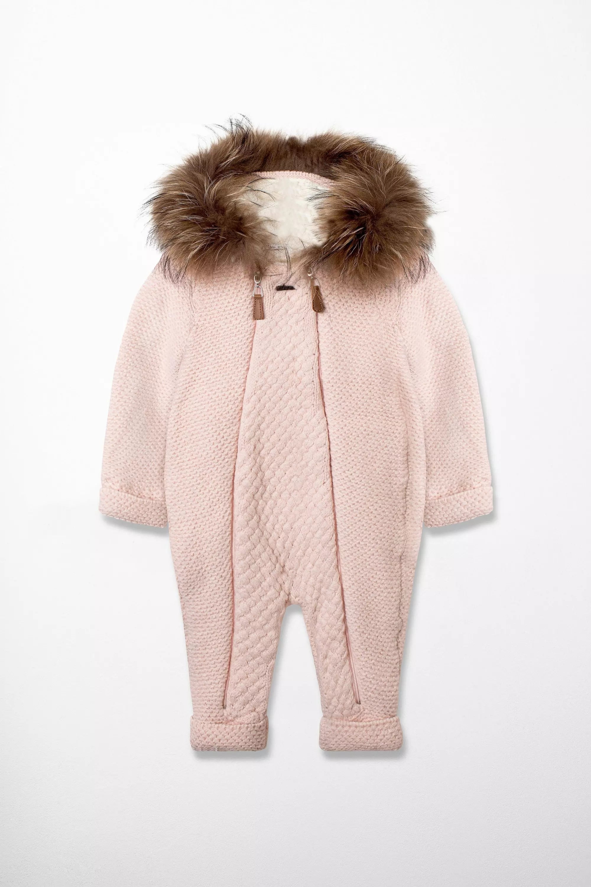 Hochwertiger Babystrampler aus Strick in Hellrosa mit Kapuze Fellbesatz und zwei Reißverschlüssen vorne