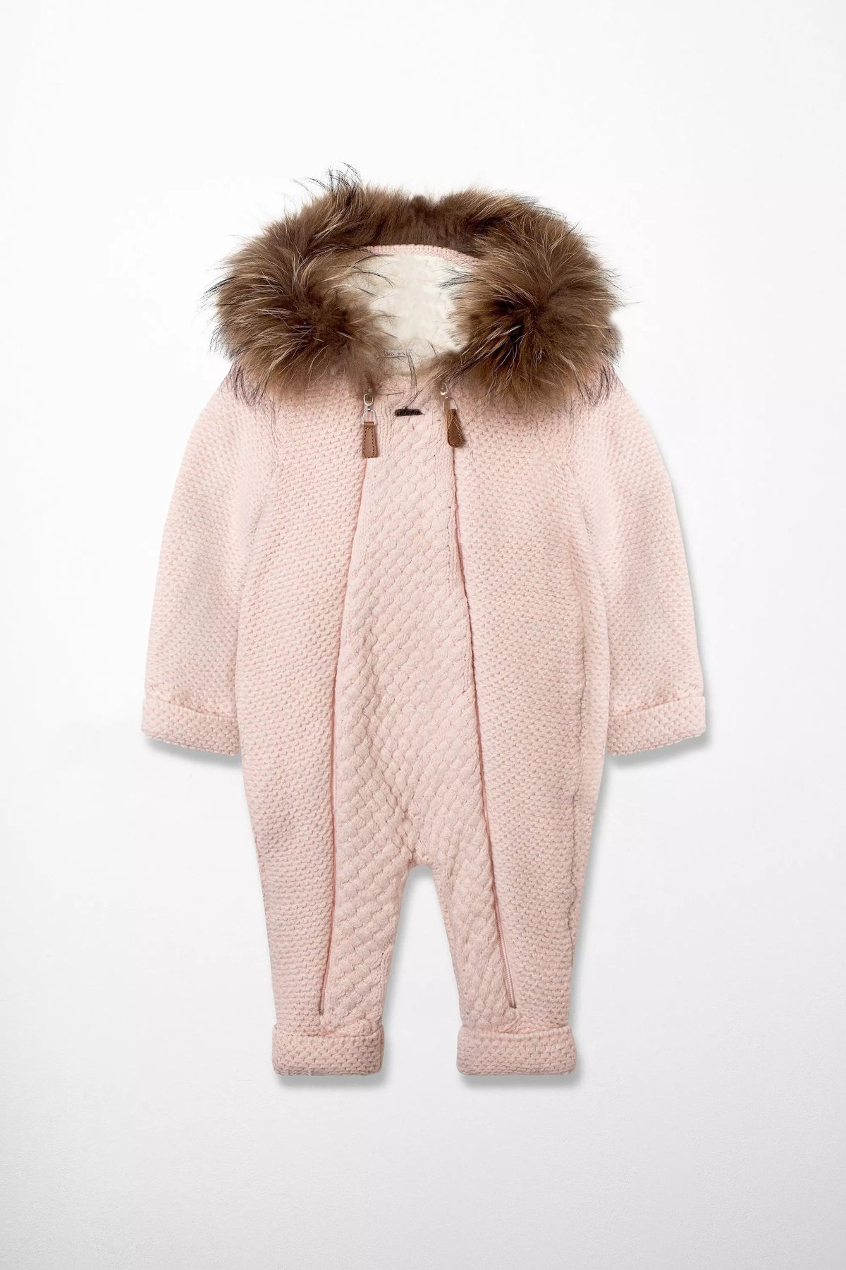 Hochwertiger Babystrampler aus Strick in Hellrosa mit Kapuze Fellbesatz und zwei Reißverschlüssen vorne