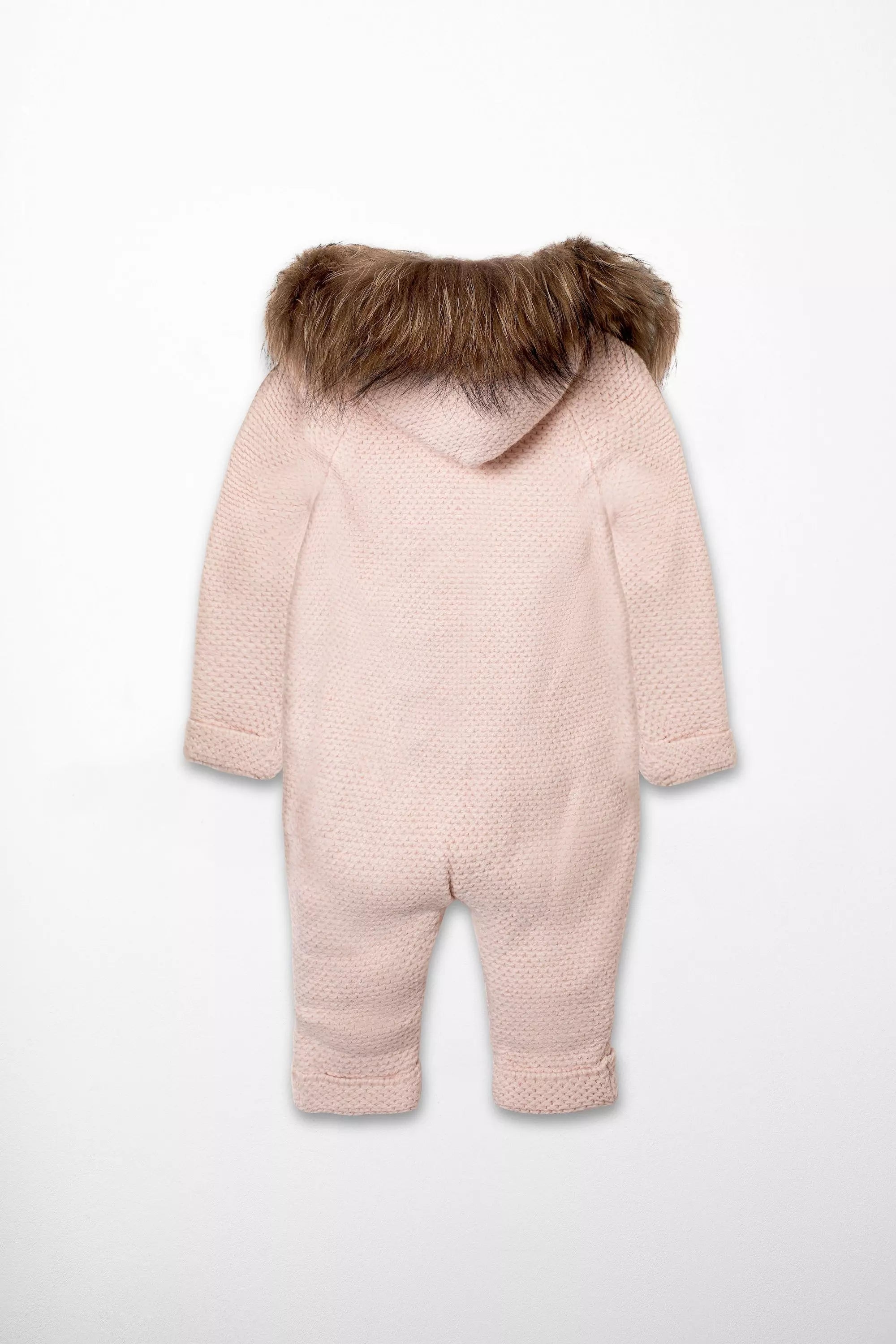 Rückansicht des warmen gestrickten Baby Winteranzugs in Hellrosa mit Kapuze und Fellbesatz