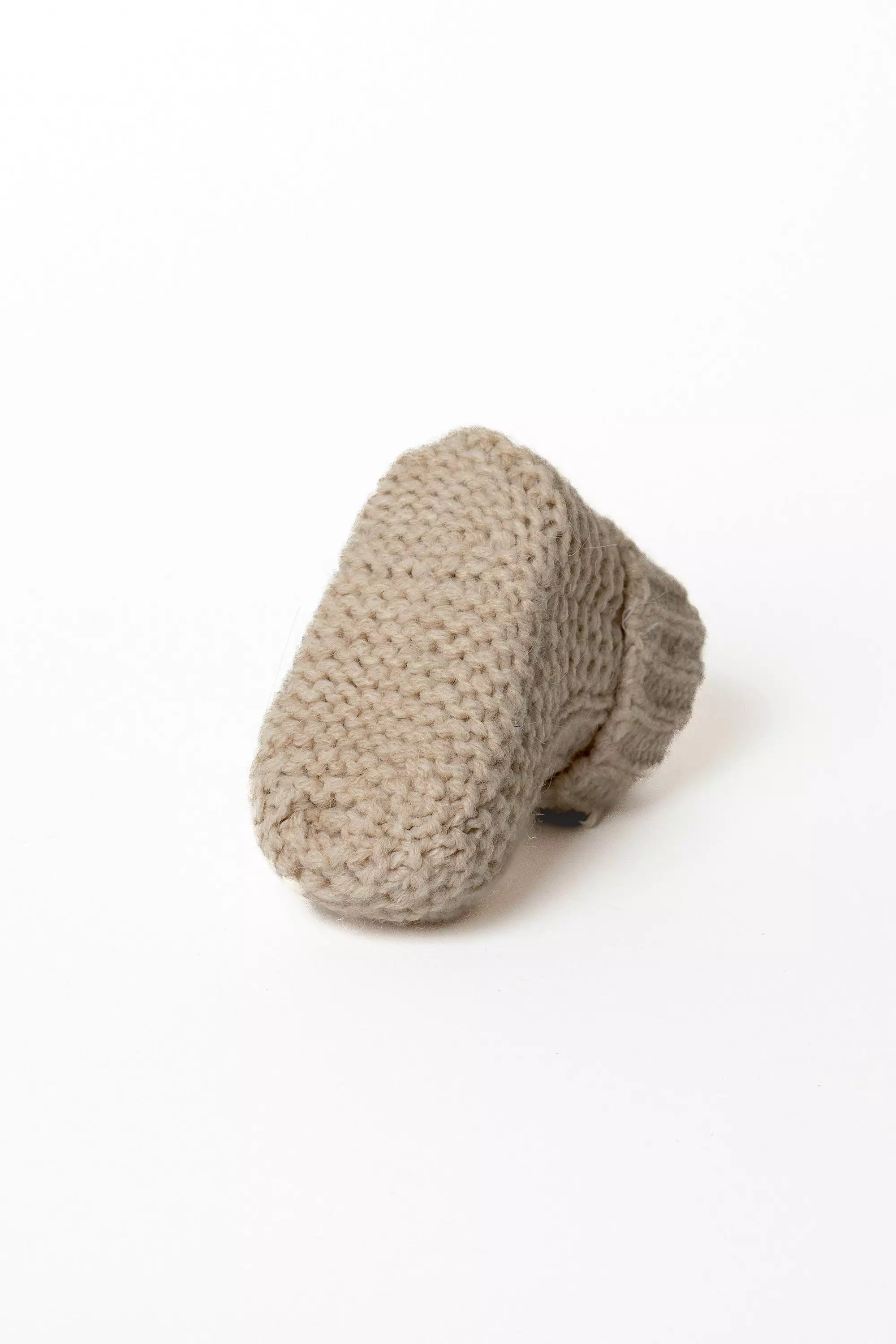 Hochwertige gestrickte Baby Booties in Beige, Detailansicht der gestrickten Sohle
