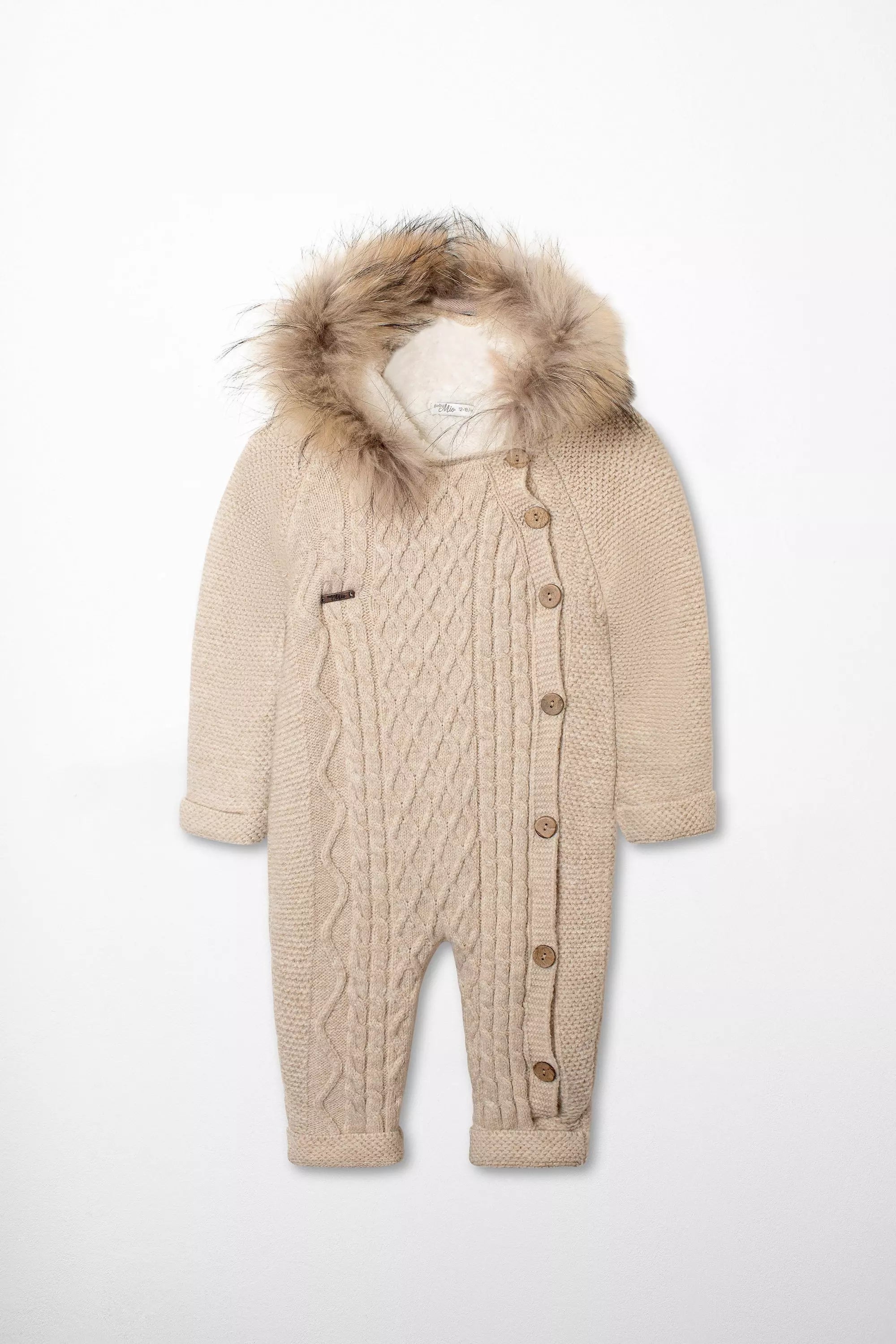 Hochwertiger, warmer Baby-Strickoverall in Beige für den Winter, mit Kapuze, Fellbesatz und seitlicher Knopfleiste
