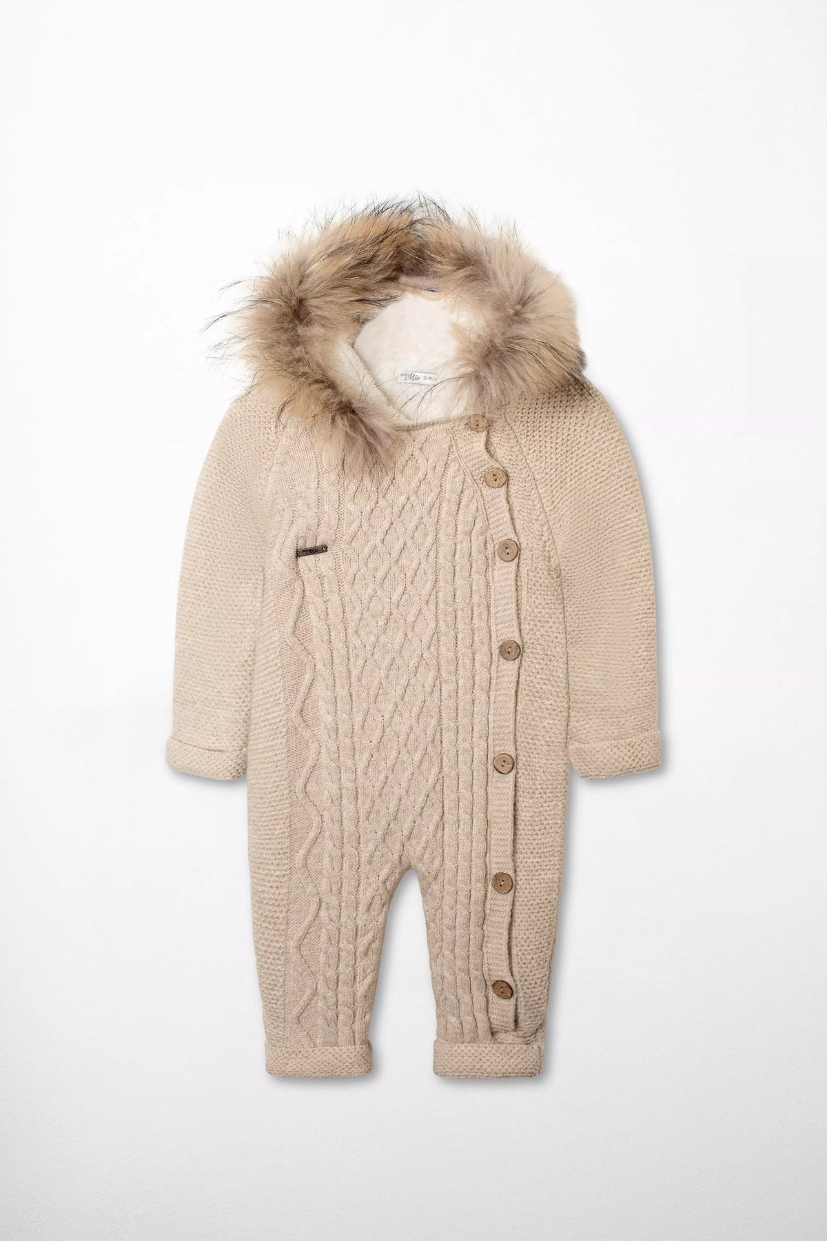 Hochwertiger, warmer Baby-Strickoverall in Beige für den Winter, mit Kapuze, Fellbesatz und seitlicher Knopfleiste