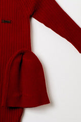 Nahaufnahme der gerippten roten Baby-Mütze, passend zum Strick-Overall