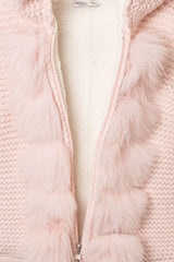 Nahaufnahme des geöffneten Reißverschlusses der Babyjacke, mit flauschigem Innenfutter und weichem rosa Pelzbesatz