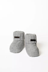 Paar warme graue Baby Strickschuhe mit Zopfmuster und Label, gestrickte Booties