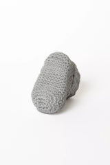 Hochwertige gestrickte Baby Booties in Grau, Detailansicht der gestrickten Sohle
