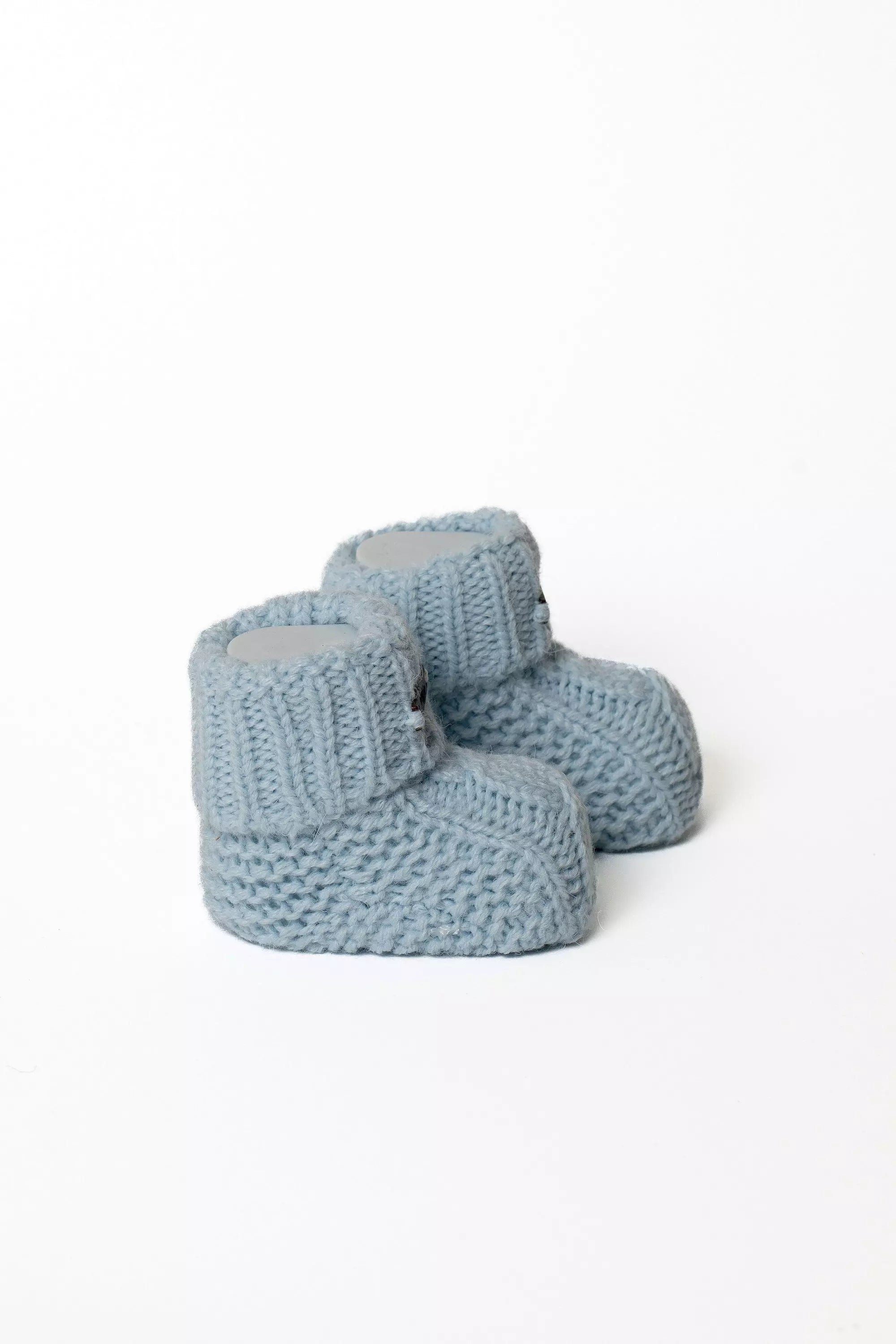 Paar warme hellblaue Baby Strickschuhe von Noblekids, gestrickte Booties