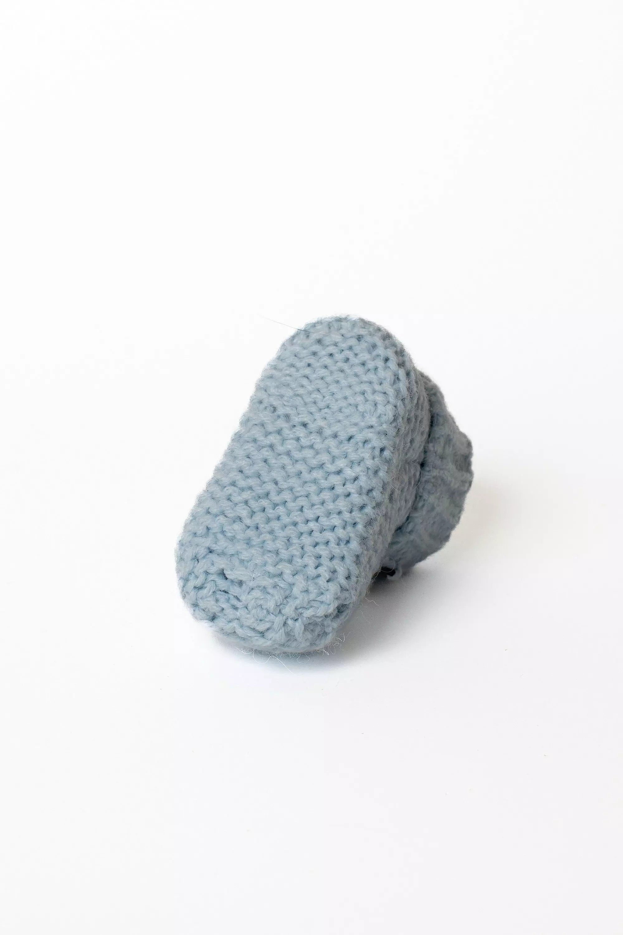 Hochwertige gestrickte Baby Booties in Hellblau, Detailansicht der Sohle im krausen Strickmuster