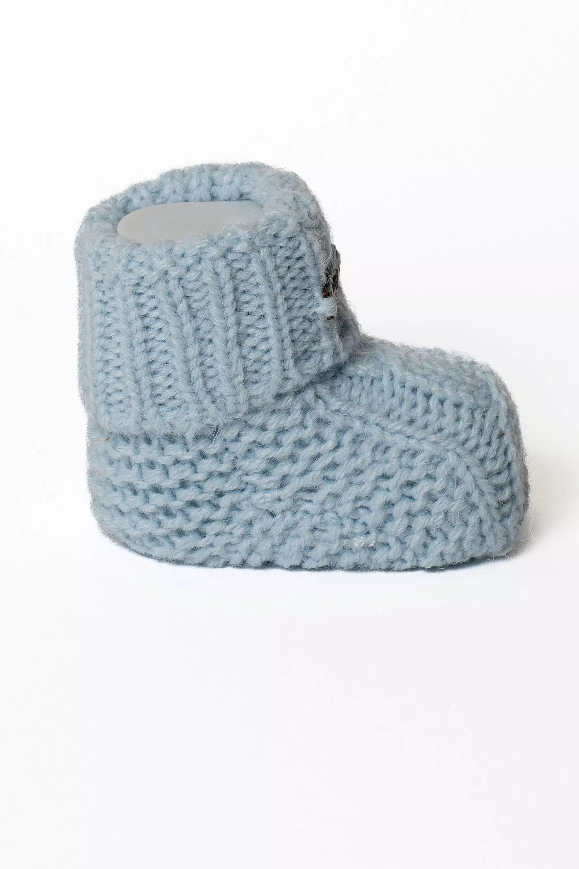 Einzelner hellblauer Baby Strickschuh, Seitliche Ansicht mit Rippstrickbund