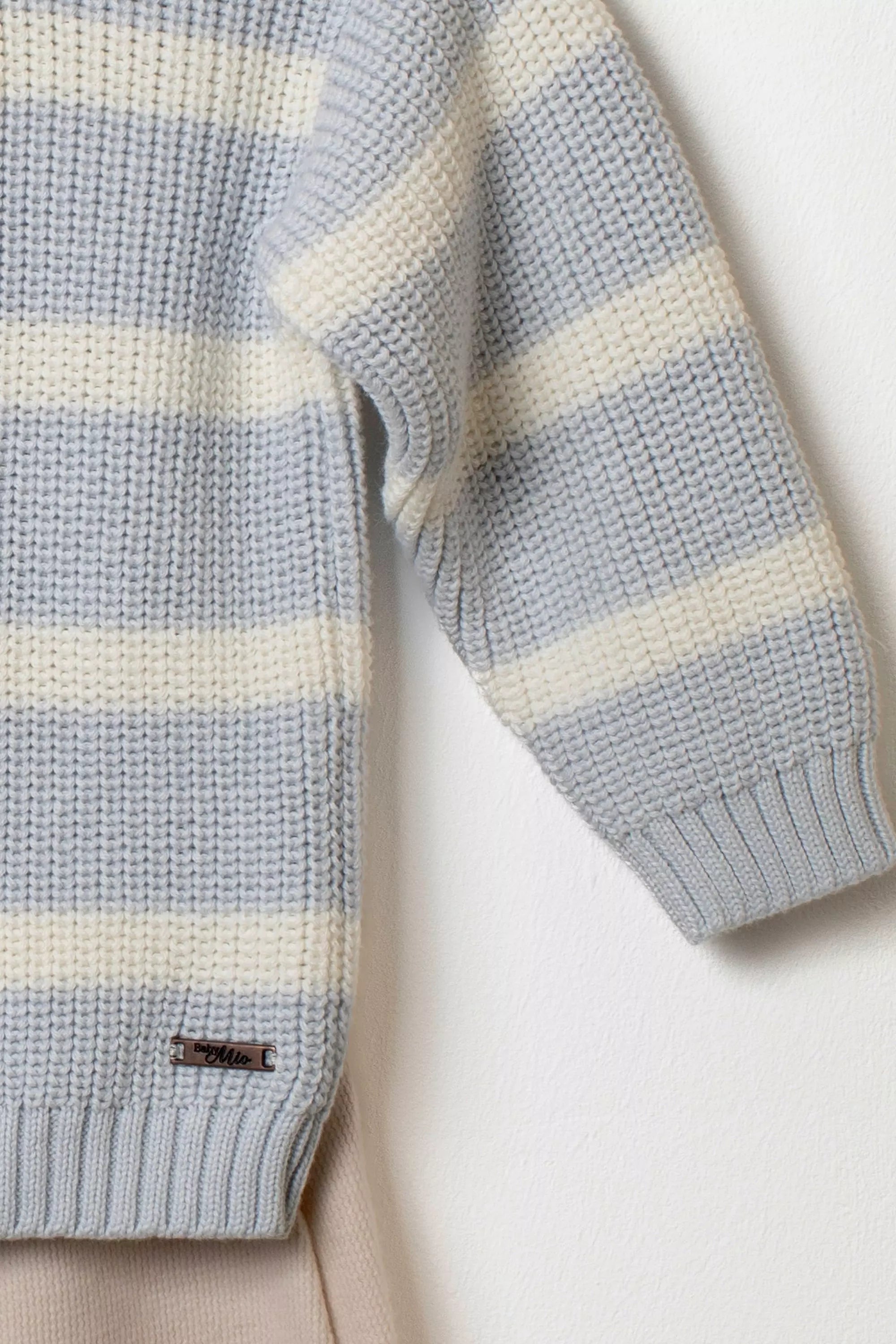 Nahaufnahme Baby Strickpullover blau weiss gestreift Ärmel Bund Etikett