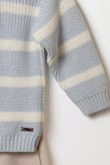 Nahaufnahme Baby Strickpullover blau weiss gestreift Ärmel Bund Etikett