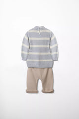 Rückansicht Baby Strickmode Set Pullover blau weiss gestreift Knopfverschluss hinten und beige Strickhose