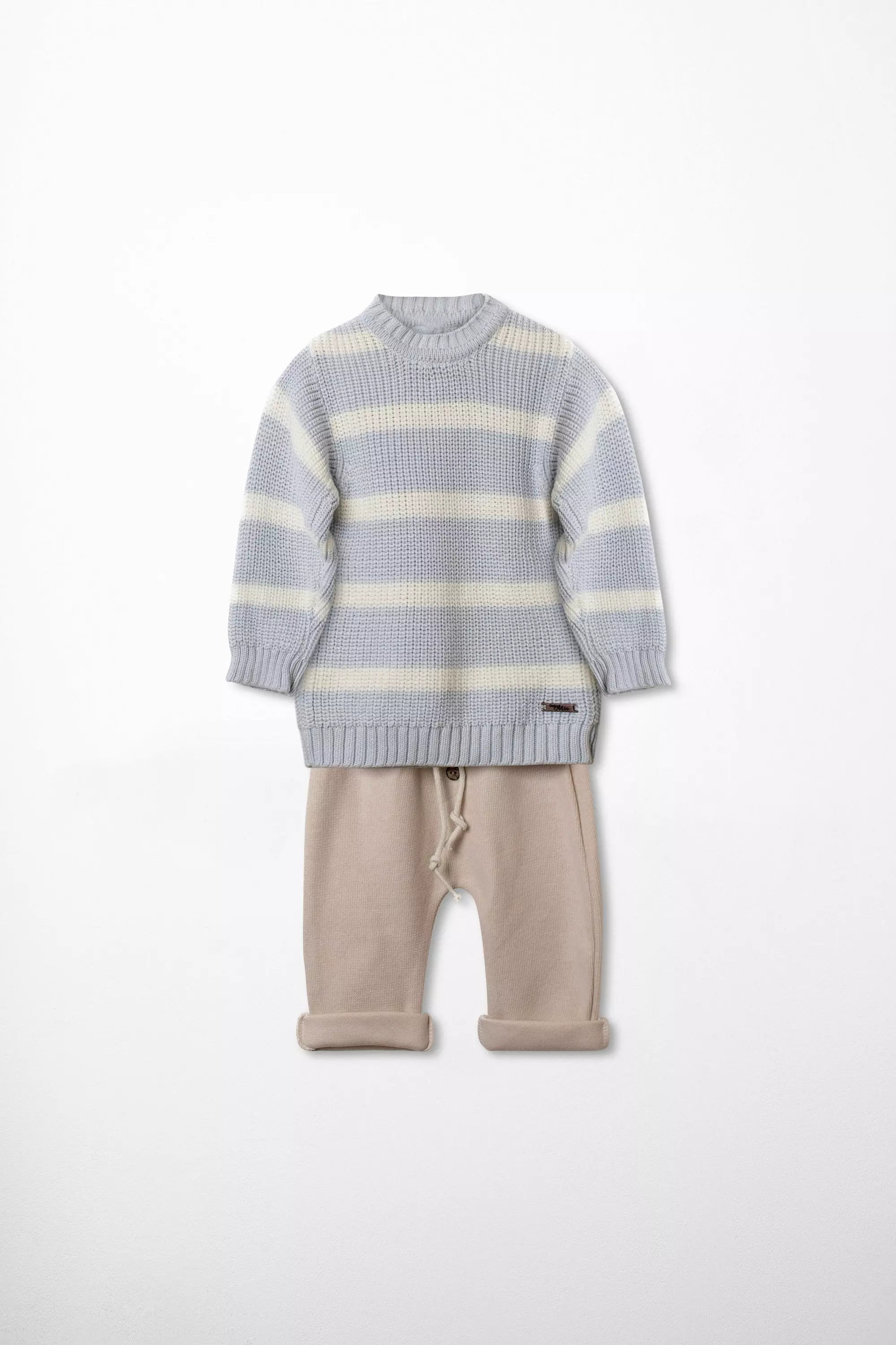 Ganzkörperansicht Baby Strickmode Set Pullover blau weiss gestreift und beige Strickhose