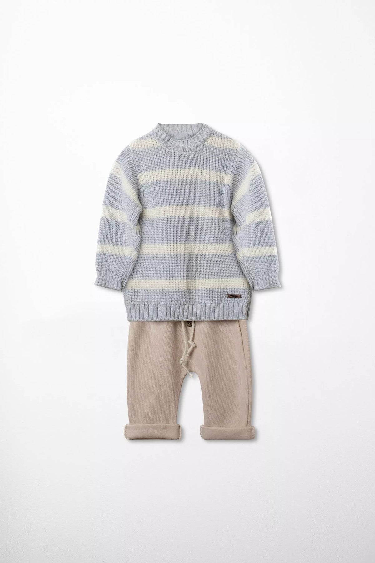 Ganzkörperansicht Baby Strickmode Set Pullover blau weiss gestreift und beige Strickhose